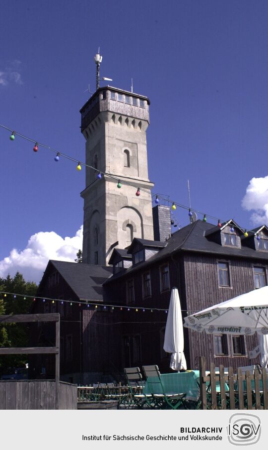 Das Gasthaus mit Aussichtsturm auf dem Pöhlberg in Annaberg-Buchholz.