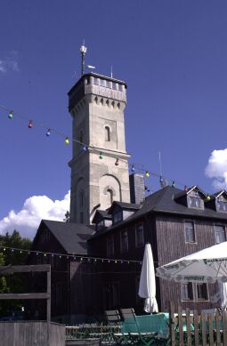 Das Gasthaus mit Aussichtsturm auf dem Pöhlberg in Annaberg-Buchholz.