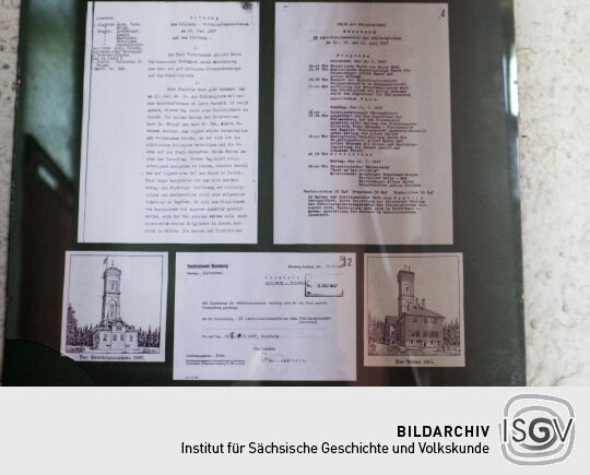 Informationsmaterial zur Geschichte das Bauwerks im Aufgang zur Aussichtsplattform des Aussichtsturms auf dem Pöhlberg in Annaberg-Buchholz.