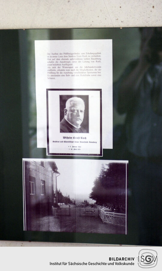 Informationsmaterial zur Geschichte das Bauwerks im Aufgang zur Aussichtsplattform des Aussichtsturms auf dem Pöhlberg in Annaberg-Buchholz.