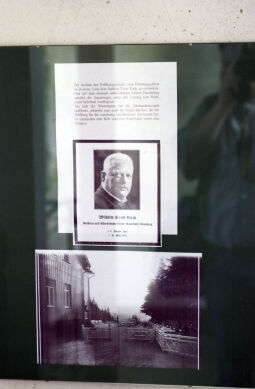 Informationsmaterial zur Geschichte das Bauwerks im Aufgang zur Aussichtsplattform des Aussichtsturms auf dem Pöhlberg in Annaberg-Buchholz.