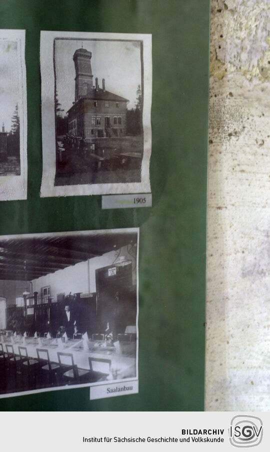 Informationsmaterial zur Geschichte das Bauwerks im Aufgang zur Aussichtsplattform des Aussichtsturms auf dem Pöhlberg in Annaberg-Buchholz.