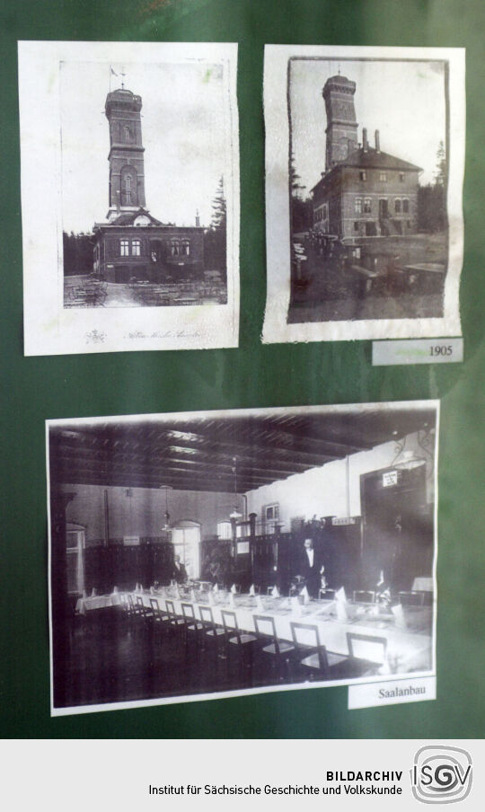 Informationsmaterial zur Geschichte das Bauwerks im Aufgang zur Aussichtsplattform des Aussichtsturms auf dem Pöhlberg in Annaberg-Buchholz.