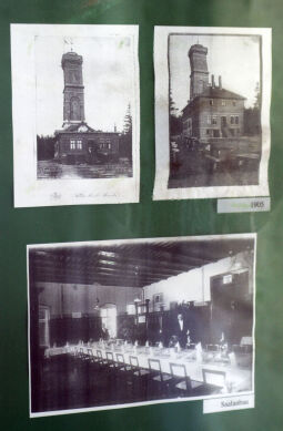 Informationsmaterial zur Geschichte das Bauwerks im Aufgang zur Aussichtsplattform des Aussichtsturms auf dem Pöhlberg in Annaberg-Buchholz.