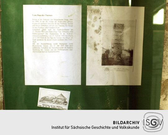 Informationsmaterial zur Geschichte das Bauwerks im Aufgang zur Aussichtsplattform des Aussichtsturms auf dem Pöhlberg in Annaberg-Buchholz.