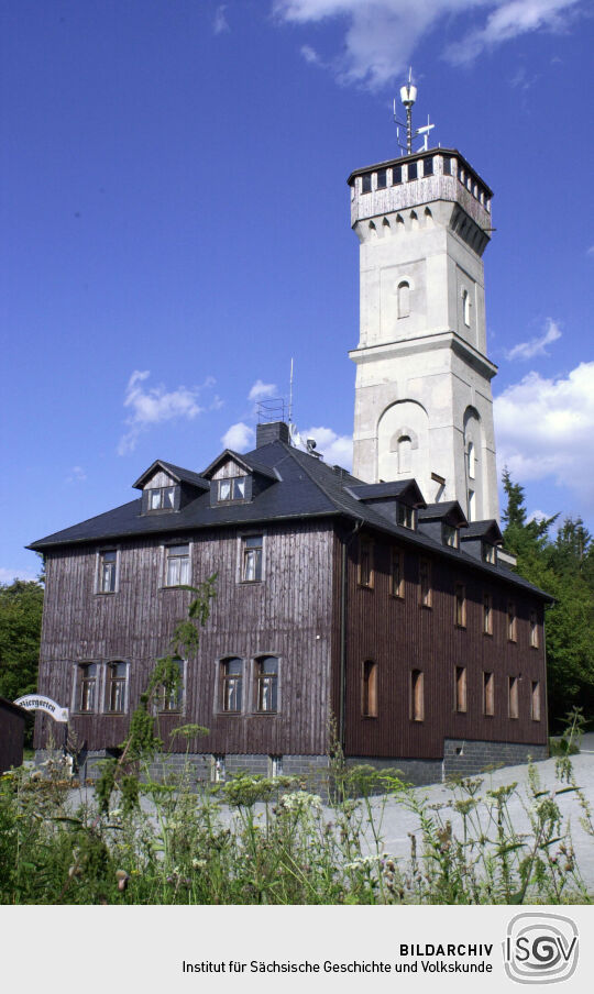 Das Hotel und Gasthaus mit Aussichtsturm auf dem Pöhlberg in Annaberg-Buchholz.