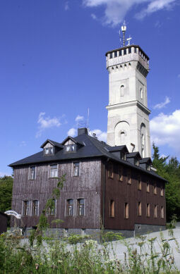 Das Hotel und Gasthaus mit Aussichtsturm auf dem Pöhlberg in Annaberg-Buchholz.