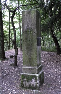 Bild: Die Vermessungssäule auf der Karlshöhe bei Reichenbach im Vogtland.