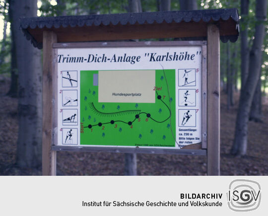 Infotafel zum Trimm-Dich-Pfad auf der Karlshöhe bei Reichenbach im Vogtland.