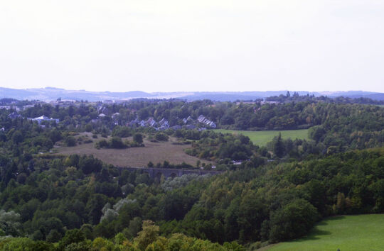 Blick vom Bärensteinturm zum ehemaligen Wasserturm auf der Höhe in Plauen-Neundorf.