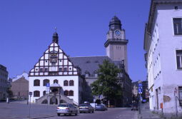 Das alte Rathaus und der Turm des Neuen Rathauses von Plauen im Vogtland.
