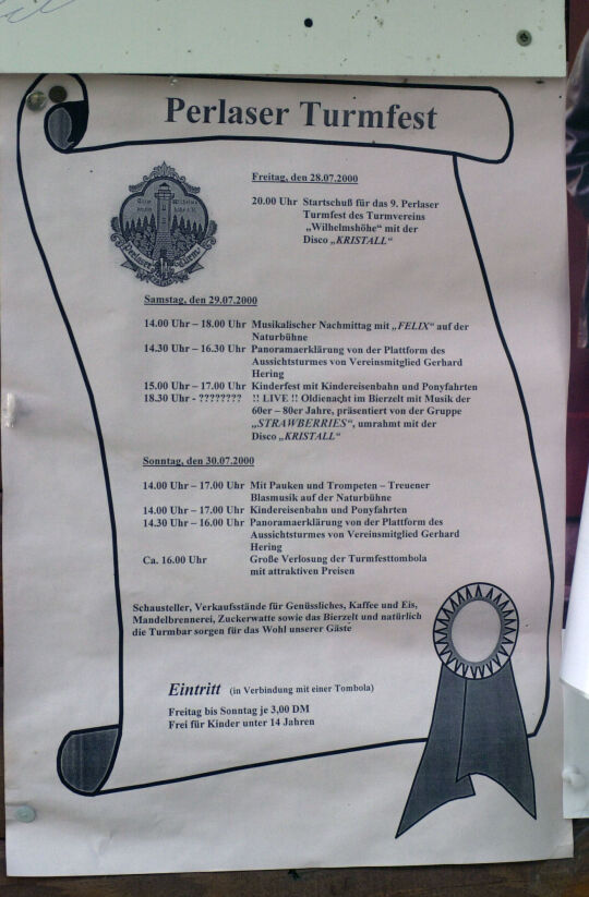 Infotafel zum Turmfest im Jahr 2000 am Perlaser Aussichtsturm auf der Wilhelmshöhe.