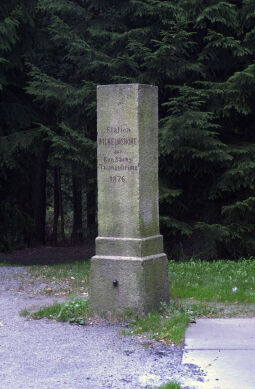 Die Vermessungssäule auf der Wilhelmshöhe bei Perlas.