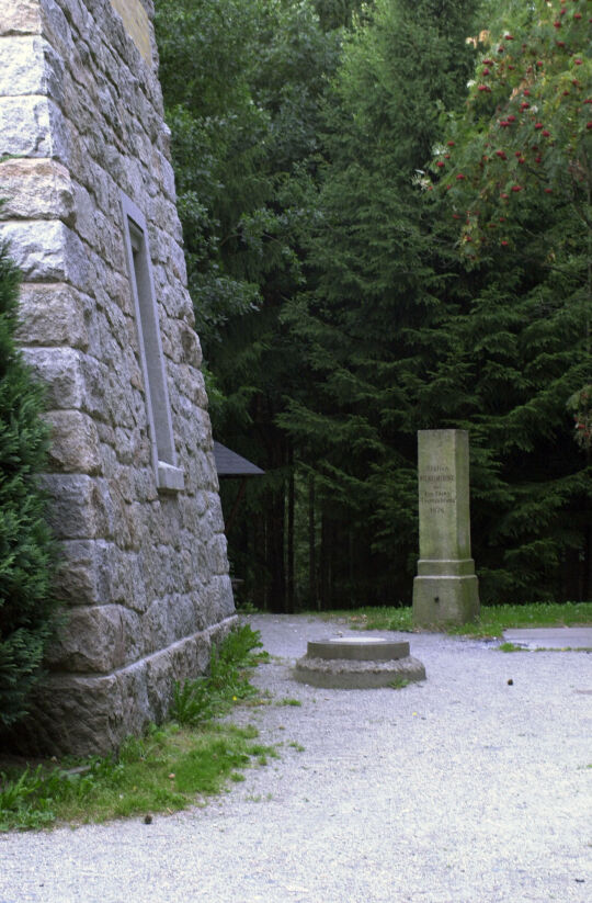 Die Vermessungssäule am Aussichtsturm auf der Wilhelmshöhe bei Perlas.