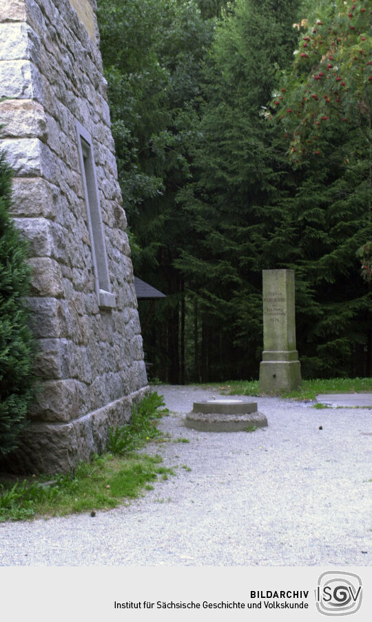 Die Vermessungssäule am Aussichtsturm auf der Wilhelmshöhe bei Perlas.