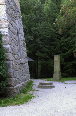 Die Vermessungssäule am Aussichtsturm auf der Wilhelmshöhe bei Perlas.