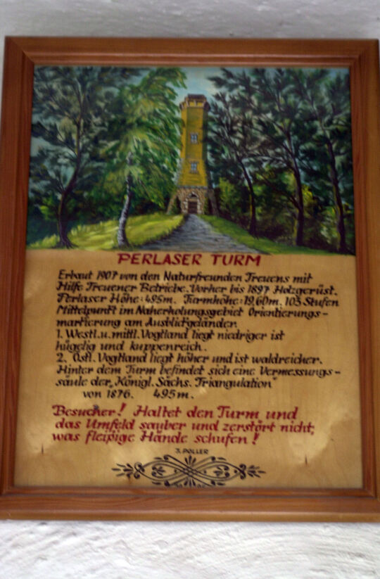Infotafel zur Geschichte des Perlaser Aussichtsturms auf der Wilhelmshöhe.