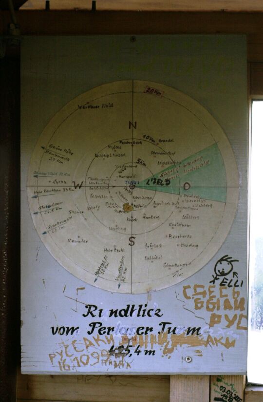 Infotafel zum Ausblick vom Perlaser Aussichtsturm auf der Wilhelmshöhe.