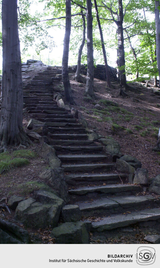 Treppe zum Plateau auf dem Ottenstein in Schwarzenberg. Hier stand in der ersten Hälfte des 20. Jahrhunderts ein Aussichtsturm.