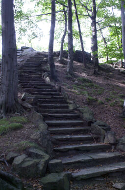 Treppe zum Plateau auf dem Ottenstein in Schwarzenberg. Hier stand in der ersten Hälfte des 20. Jahrhunderts ein Aussichtsturm.
