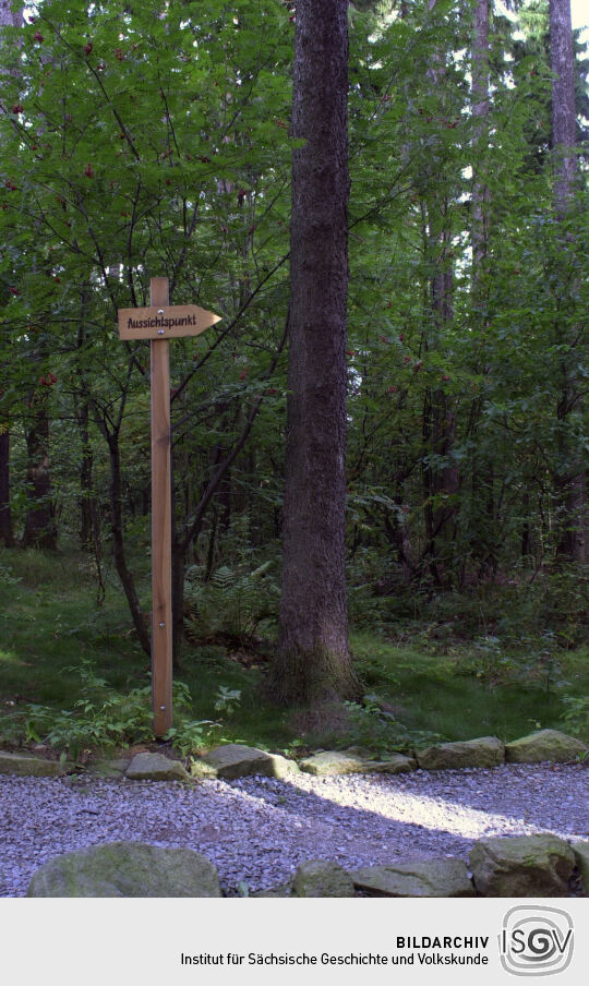 Wegweiser zum Aussichtspunkt auf dem Rockelmann in Schwarzenberg.