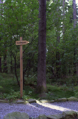 Wegweiser zum Aussichtspunkt auf dem Rockelmann in Schwarzenberg.