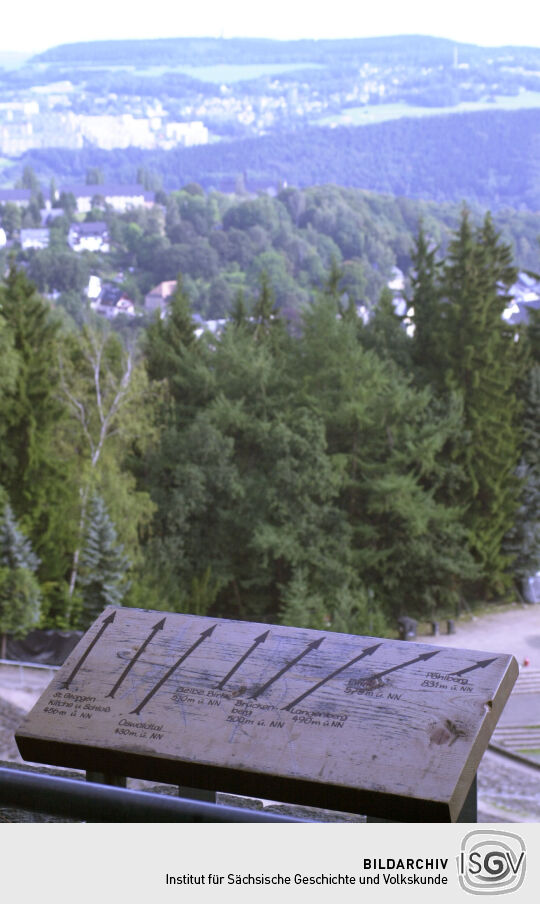 Blick zur Stadt Schwarzenberg vom Aussichtspunkt auf dem Rockelmann mit Orientierungstafel.