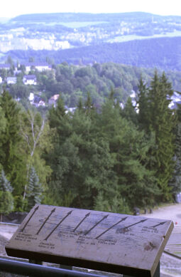 Bild: Blick zur Stadt Schwarzenberg vom Aussichtspunkt auf dem Rockelmann mit Orientierungstafel.