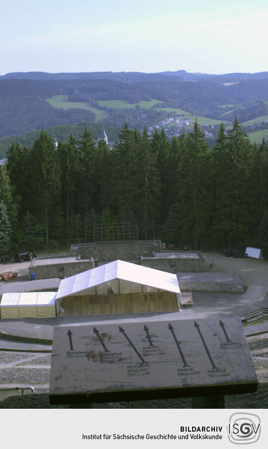 Blick zur Bühne des Freizeitparks Rockelmann vom Aussichtspunkt mit Orientierungstafel.