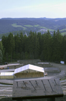 Blick zur Bühne des Freizeitparks Rockelmann vom Aussichtspunkt mit Orientierungstafel.