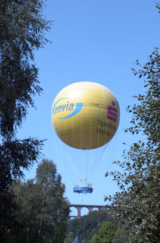 Der Vogtlandballon an der Göltzschtalbrücke bei Mylau.