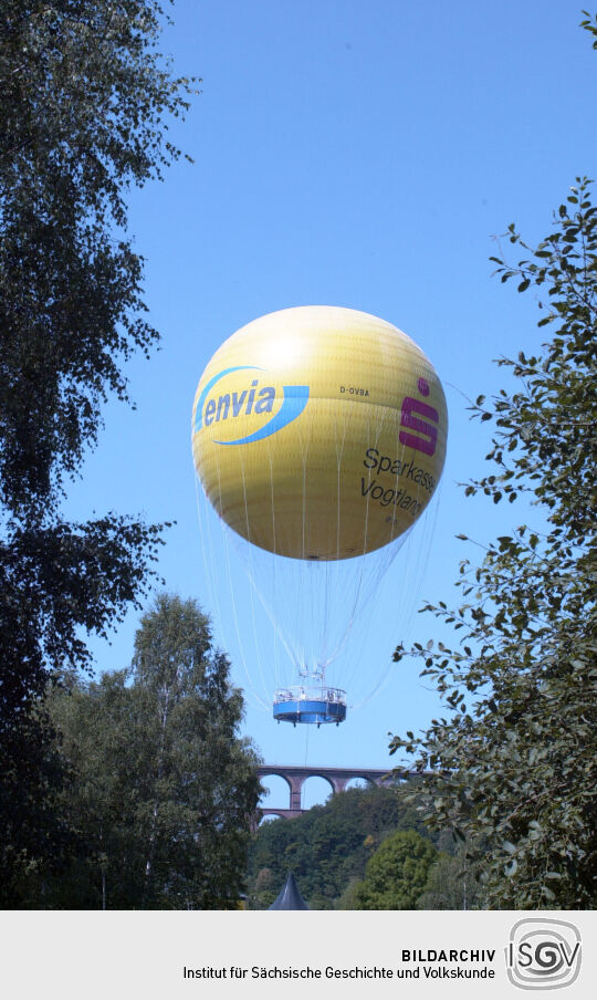 Der Vogtlandballon an der Göltzschtalbrücke bei Mylau.