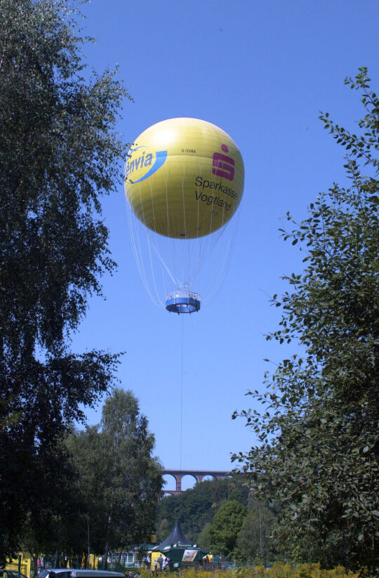 Der Vogtlandballon an der Göltzschtalbrücke bei Mylau.