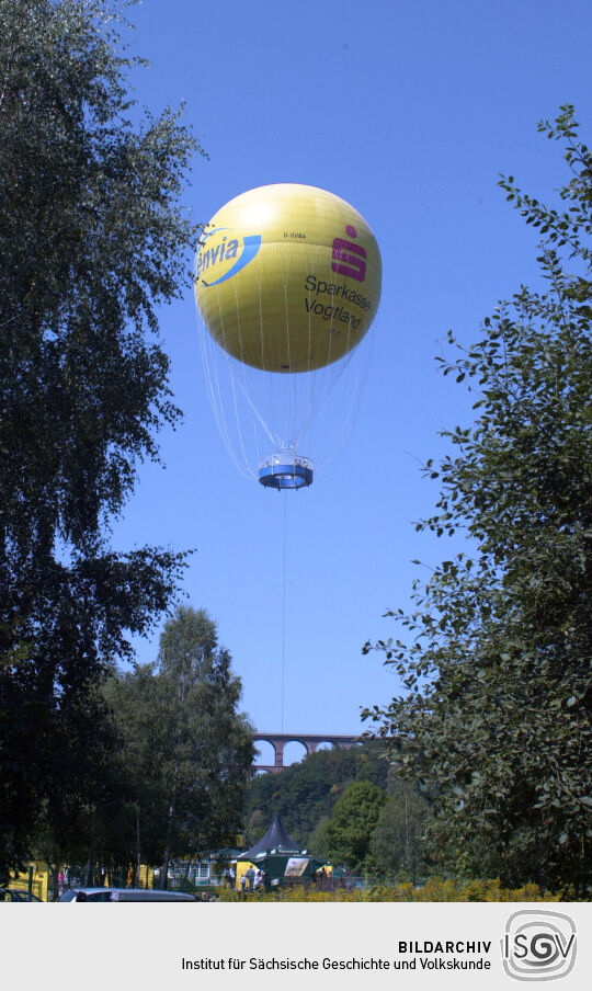 Der Vogtlandballon an der Göltzschtalbrücke bei Mylau.
