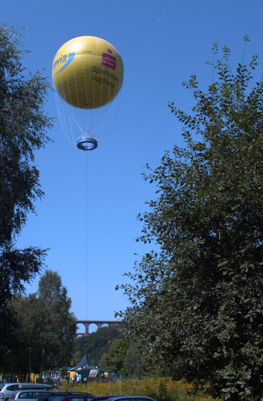 Der Vogtlandballon an der Göltzschtalbrücke bei Mylau.