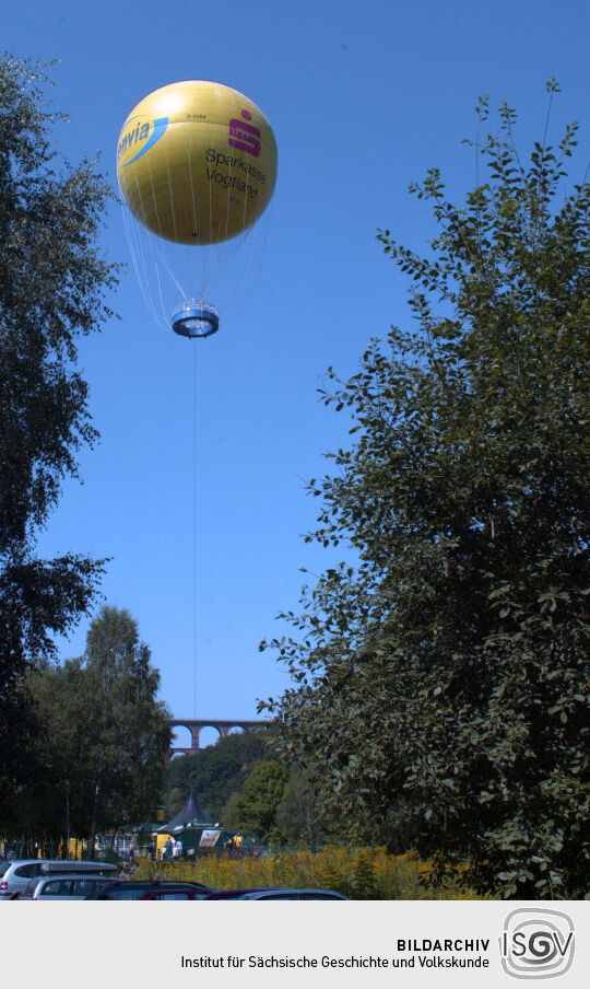 Der Vogtlandballon an der Göltzschtalbrücke bei Mylau.
