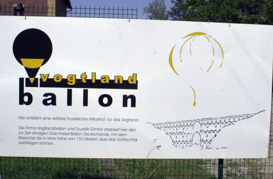 Werbetafel für den Vogtlandballon an der Göltzschtalbrücke bei Mylau.