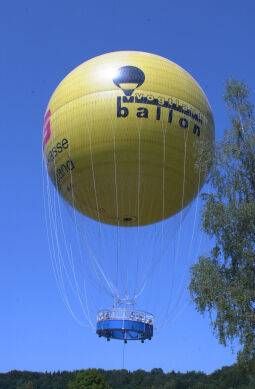 Der Vogtlandballon an der Göltzschtalbrücke bei Mylau.
