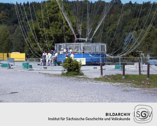Der Passagierkorb des Vogtlandballons an der Göltzschtalbrücke bei Mylau.