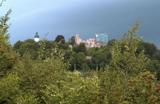 Blick zur Burg und zur Kirche von Frauenstein im Erzgebirge von der Bundesstraße 171.