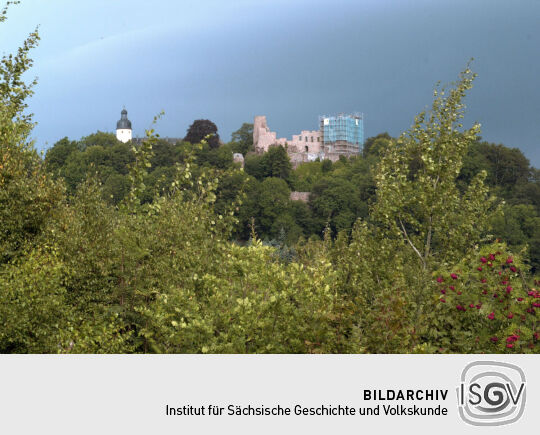Blick zur Burg und zur Kirche von Frauenstein im Erzgebirge von der Bundesstraße 171.