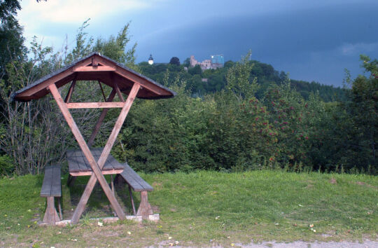 Blick zur Burg und zur Kirche von Frauenstein im Erzgebirge von der Bundesstraße 171.