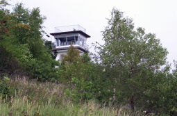 Der Beobachtungsturm der Wasserwacht an der Talsperre Pöhl.