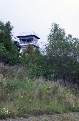Bild: Der Beobachtungsturm der Wasserwacht an der Talsperre Pöhl.