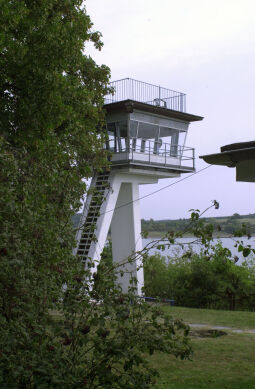 Der Beobachtungsturm der Wasserwacht an der Talsperre Pöhl.
