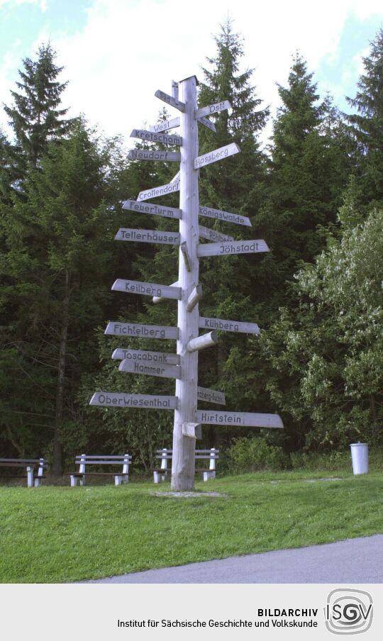 Wegweiser am Bärenstein im Erzgebirge.