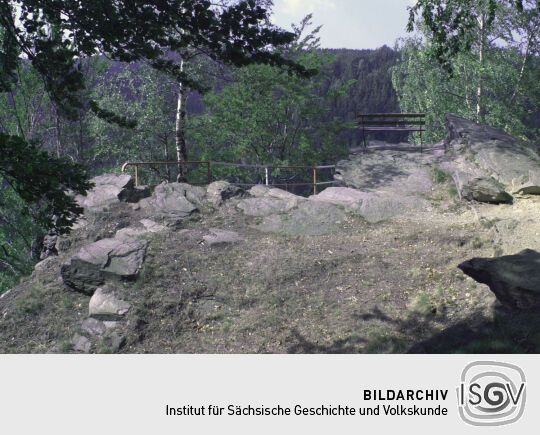 Der Aussichtspunkt Vogeltoffelfelsen bei Ansprung im Erzgebirge.