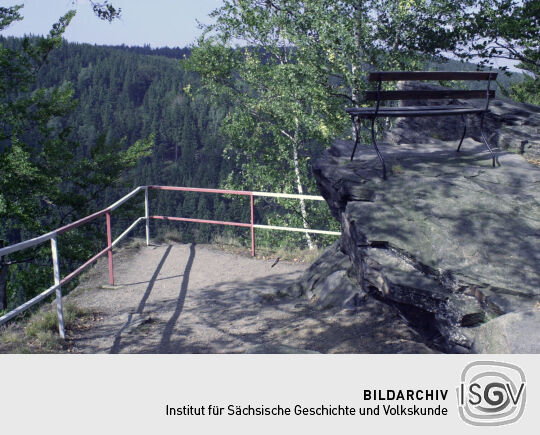 Der Aussichtspunkt Vogeltoffelfelsen bei Ansprung im Erzgebirge.