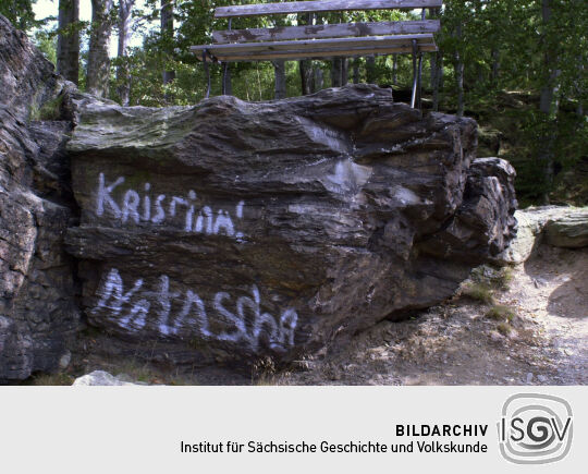 Inschriften am Aussichtspunkt Vogeltoffelfelsen bei Ansprung im Erzgebirge.
