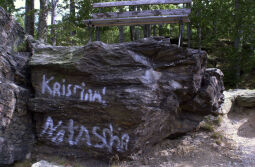 Bild: Inschriften am Aussichtspunkt Vogeltoffelfelsen bei Ansprung im Erzgebirge.